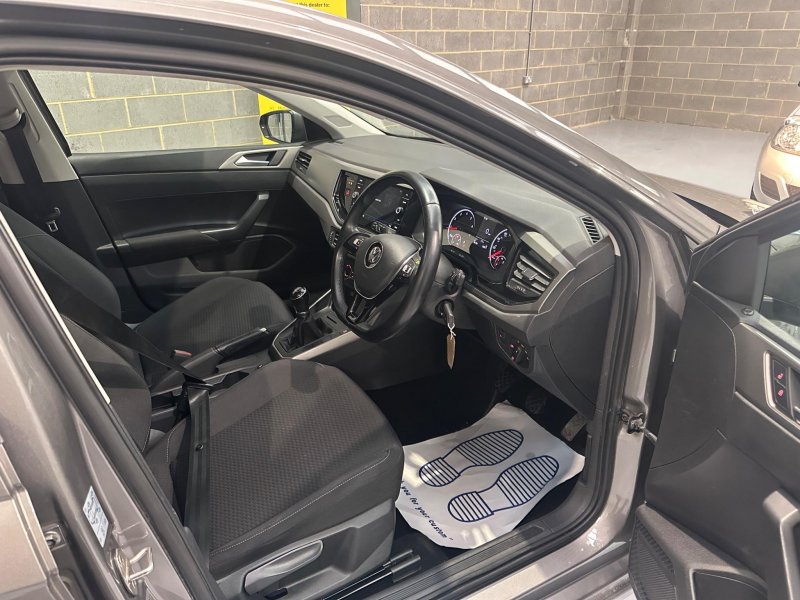 VOLKSWAGEN POLO